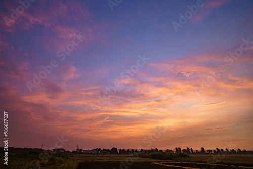 朝焼けに染まる秋の空