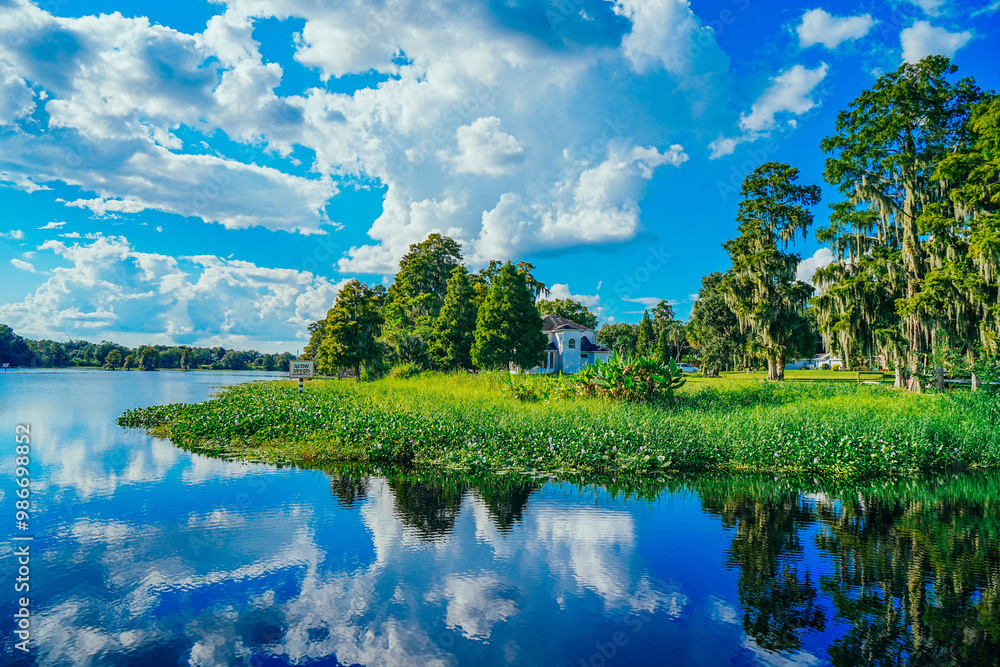 Fototapeta premium Tampa, Florida, USA: 09 20 2024: The landscape of Hillsborough river and River hill park at Tampa, Florida