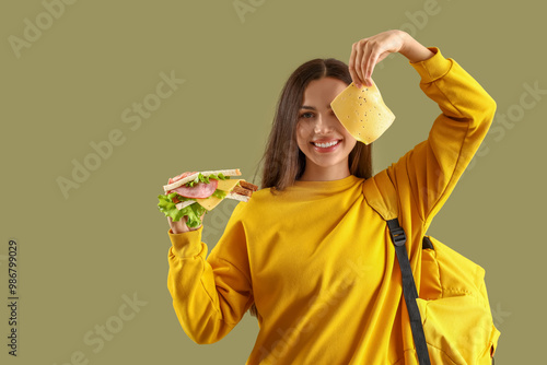 Female student with tasty s...
