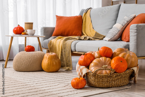 Cozy autumn living room dec...