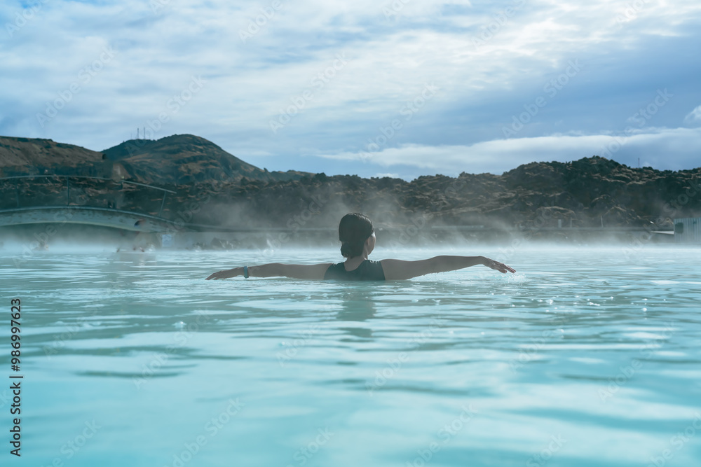 Fototapeta premium アイスランドのブルーラグーンで泳ぐ