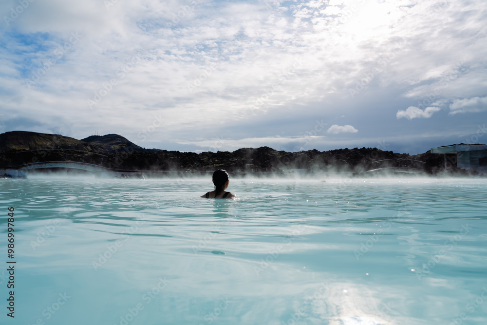 Fototapeta premium アイスランドのブルーラグーンで泳ぐ