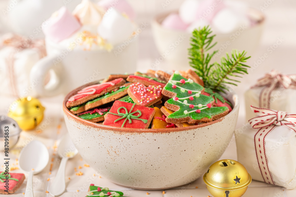 Obraz premium Sweet and delicious chocolate with beautifully decorated gingerbread cookies.