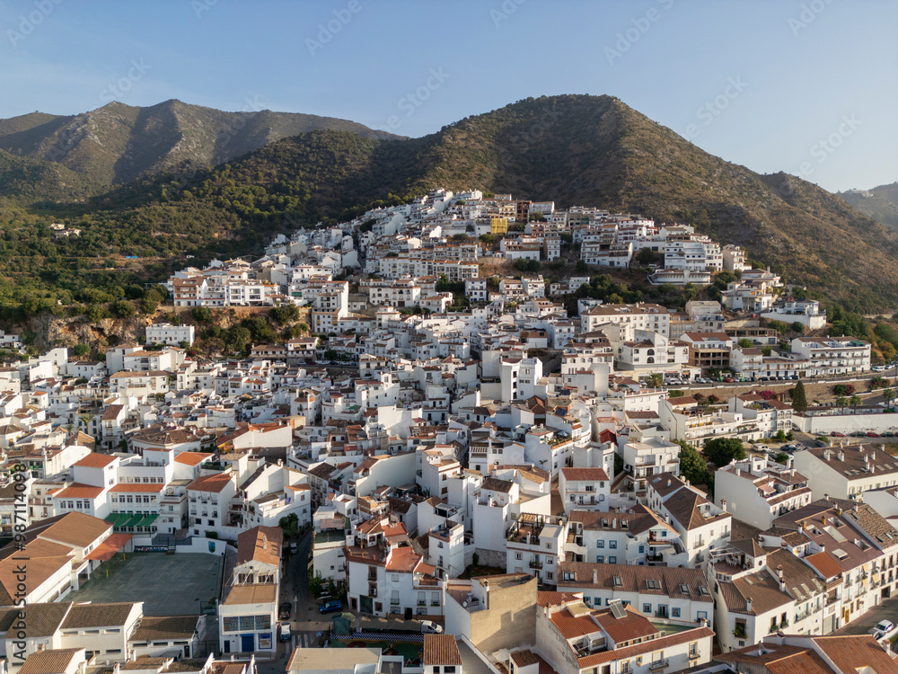 Naklejka premium vista aérea del municipio de Ojén en la provincia de Málaga, España 