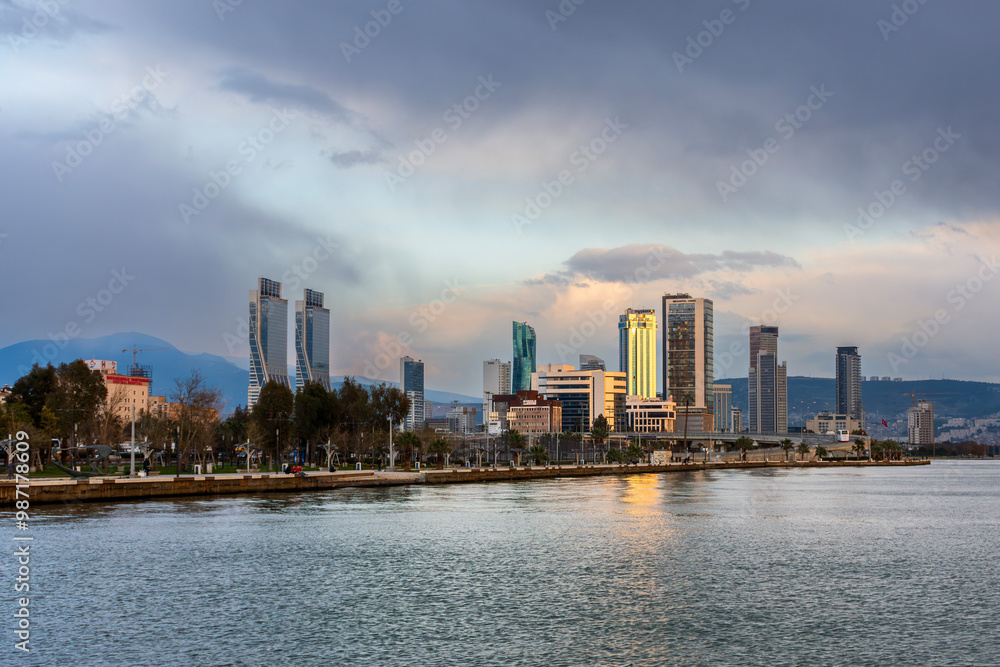 Obraz premium sunset over the city