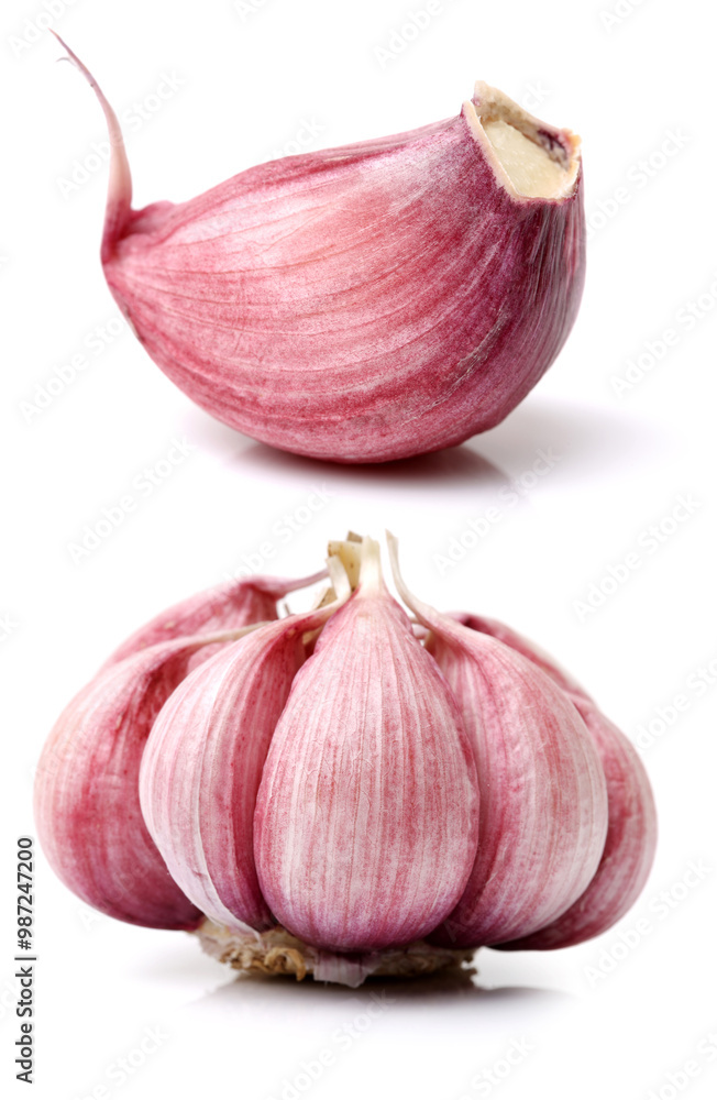 Fototapeta premium fresh garlic isolated on white background 