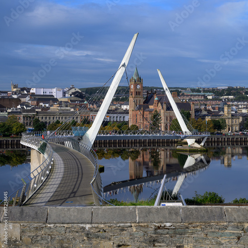 Tableau sur toile The Peace Bridge over the River Foyle in Derry