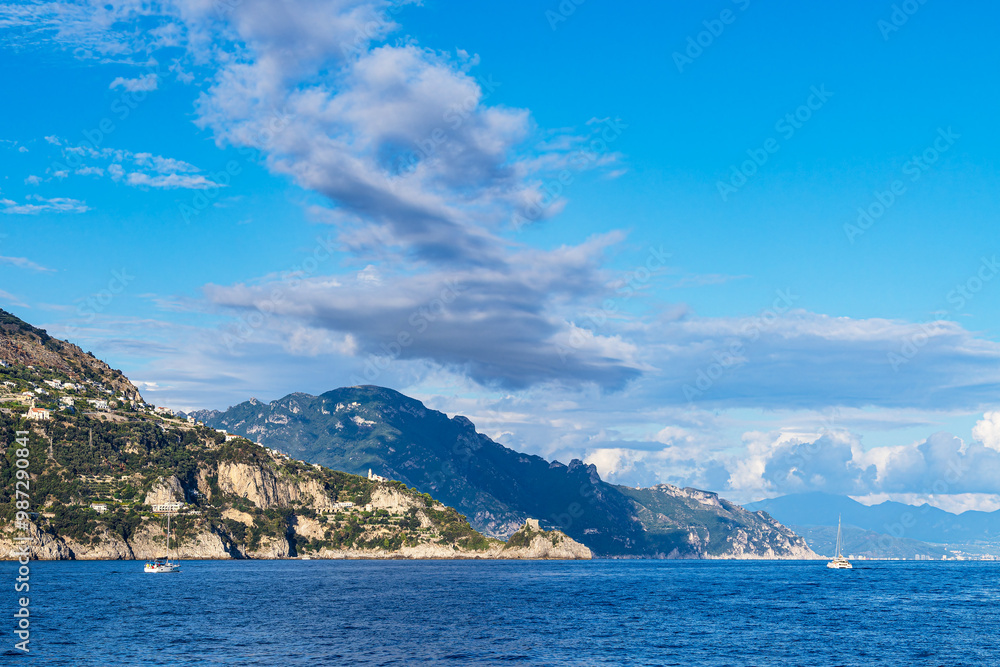 Mittelmeerküste bei Amalfi an der Amalfiküste in Italien Mittelmeerküste bei Amalfi an der Amalfiküste in Italien