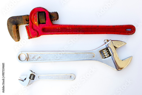 Fotografie A pipe wrench and an adjustable spanner are both essential tools in various industries, but they serve different purposes and have distinct characteristics