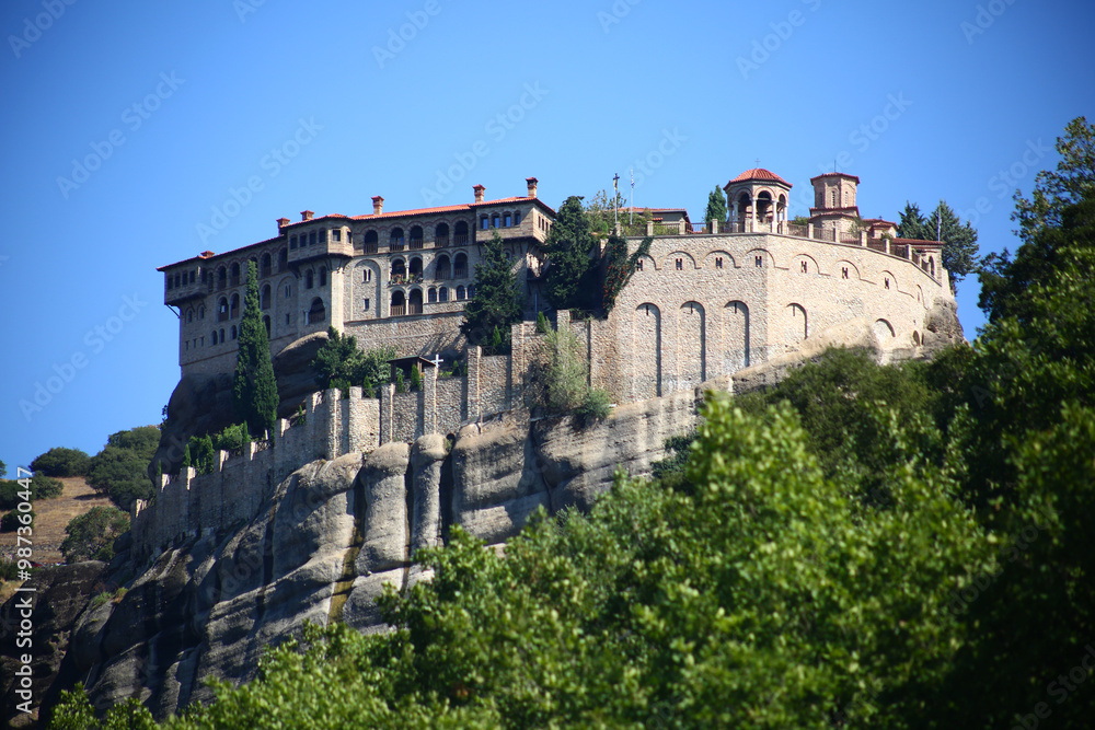 Obraz premium meteora landscape with rocky mountains and sanctuaries
