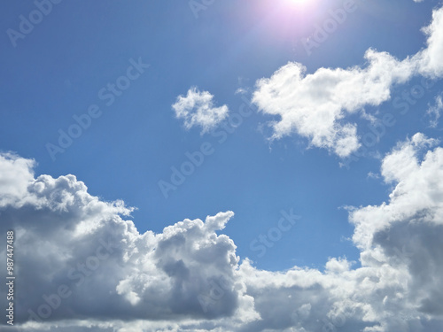 Foto White cumulus clouds in the summer sky background