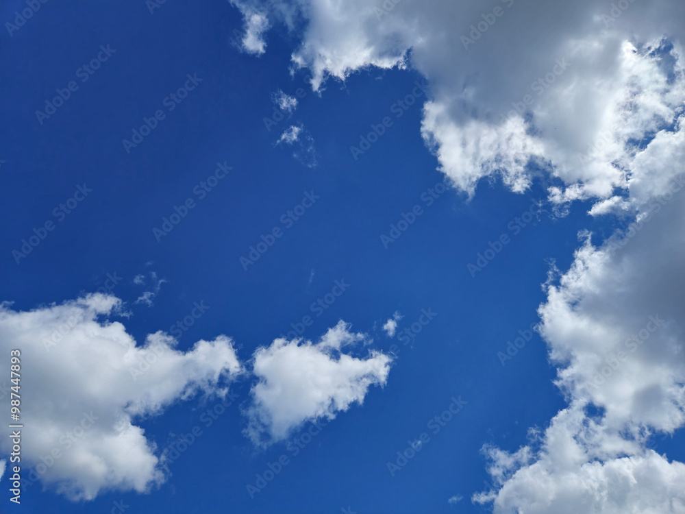 Obraz premium White cumulus clouds in the summer sky background