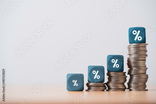 Foto Increasing coins money and percentage symbol for financial banking increase interest rate or mortgage investment dividend from business growth concept