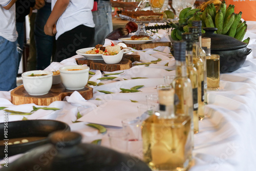 Mesa posta com pratos e cachaça