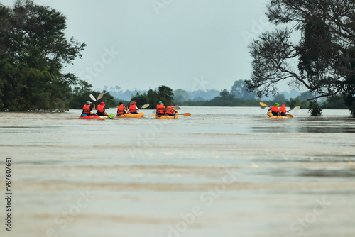 Fényképezés Gliding Through Serenity: Kayaks on the Mekong