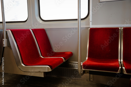 Obraz na płótnie 地下鉄車内赤座席アップ w salonie