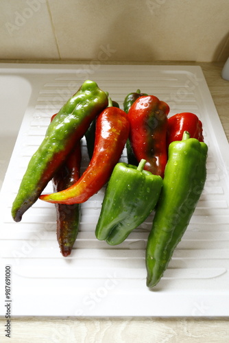 poivron vert et rouge fraichement cueillis et lavés