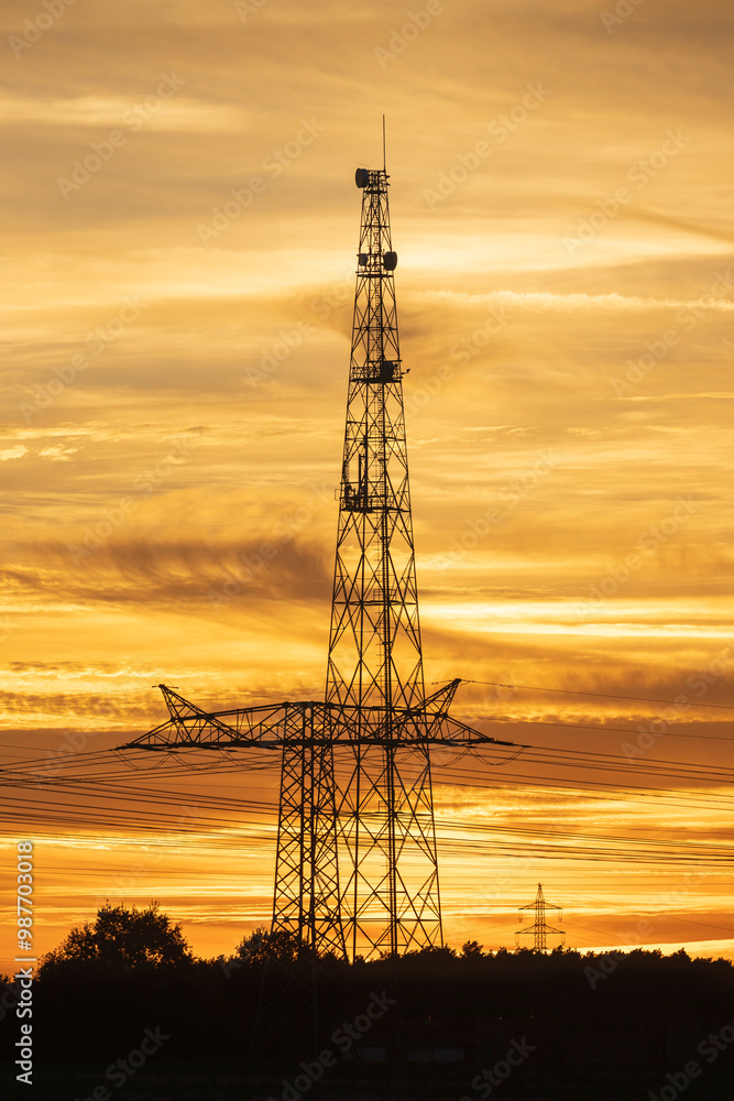 Strom,- und Sendemast bei Sonnenuntergang