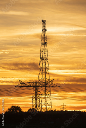 Obraz na płótnie Strom,- und Sendemast bei Sonnenuntergang w salonie