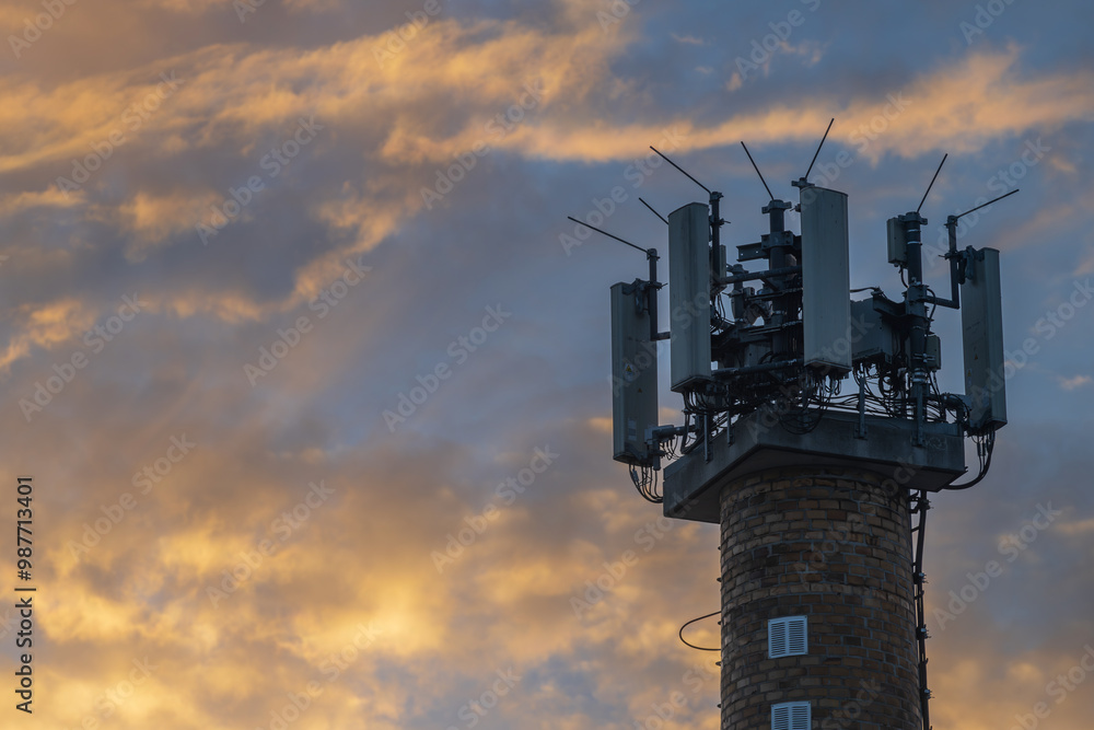 Sendeantennen auf einem alten Schornstein