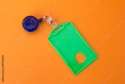 Fotografie “Retractable Clip Reel Combo”: This name tag holder features a retractable clip reel with a blue casing, perfect for securely displaying ID cards or access badges