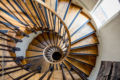 Vieil escalier à puis central	en bois photo