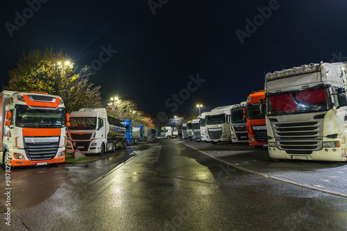 Obraz na płótnie Nachts auf einem Autobahnparkplatz wird es eng w salonie
