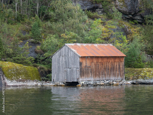 alter Holzschuppen am Geiranger Fjord, Norwegen photo