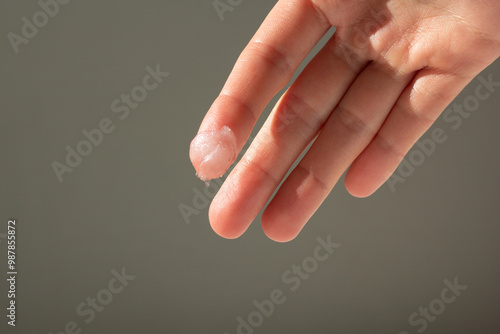 Obraz na płótnie Closeup of a person applying petroleum jelly to their hand. w salonie