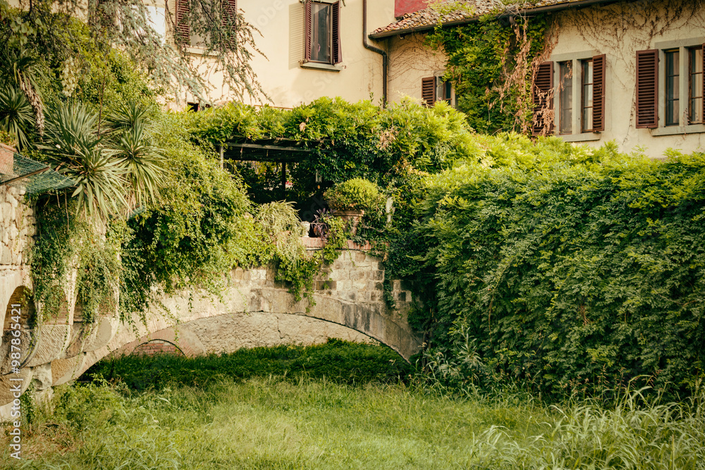 Fototapeta premium Particolare di una villa sul fiume Arno alle porte di Firenze