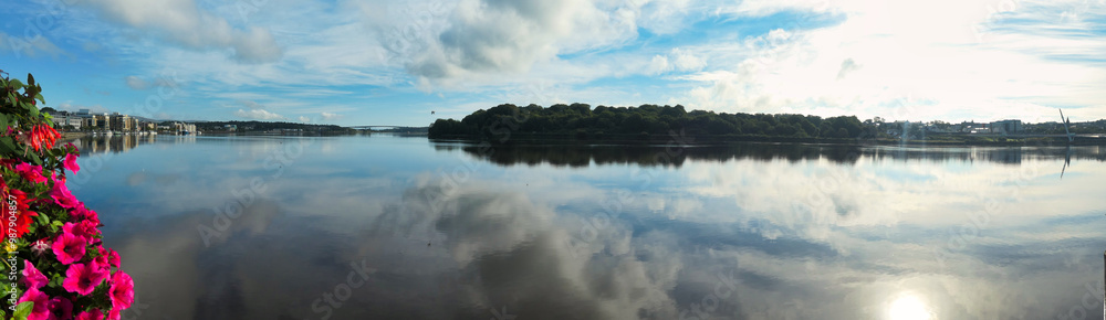 River Foyle  in Derry/Londonderry Nordirland- Panoramaaufnahme 