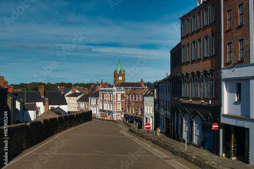 Blick auf das Stadtzentrum von Derry mit dem Turm des Rathauses - Londonderry in Nordirland - Northern Ireland photo