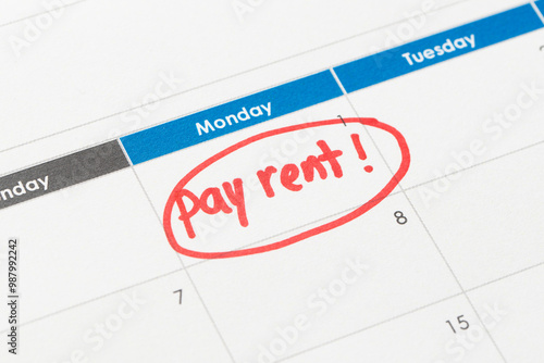 Foto Pay rent reminder written on calendar