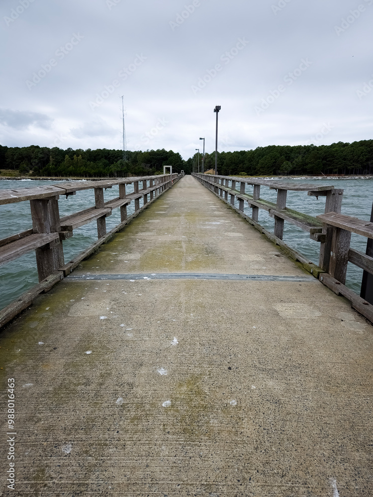 Obraz premium Fishing pier dock at an ocean with wooden rails
