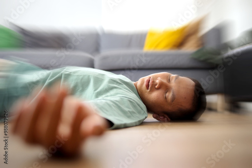 Foto Close Up of Man Hands Who has a Vertigo Disorder Fainting on The Floor Feeling S