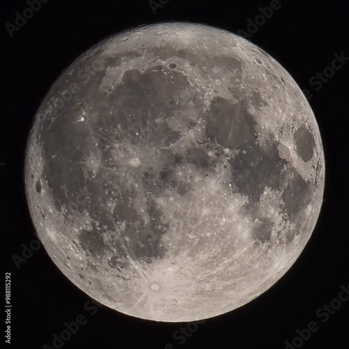 La pleine lune et ses cratères