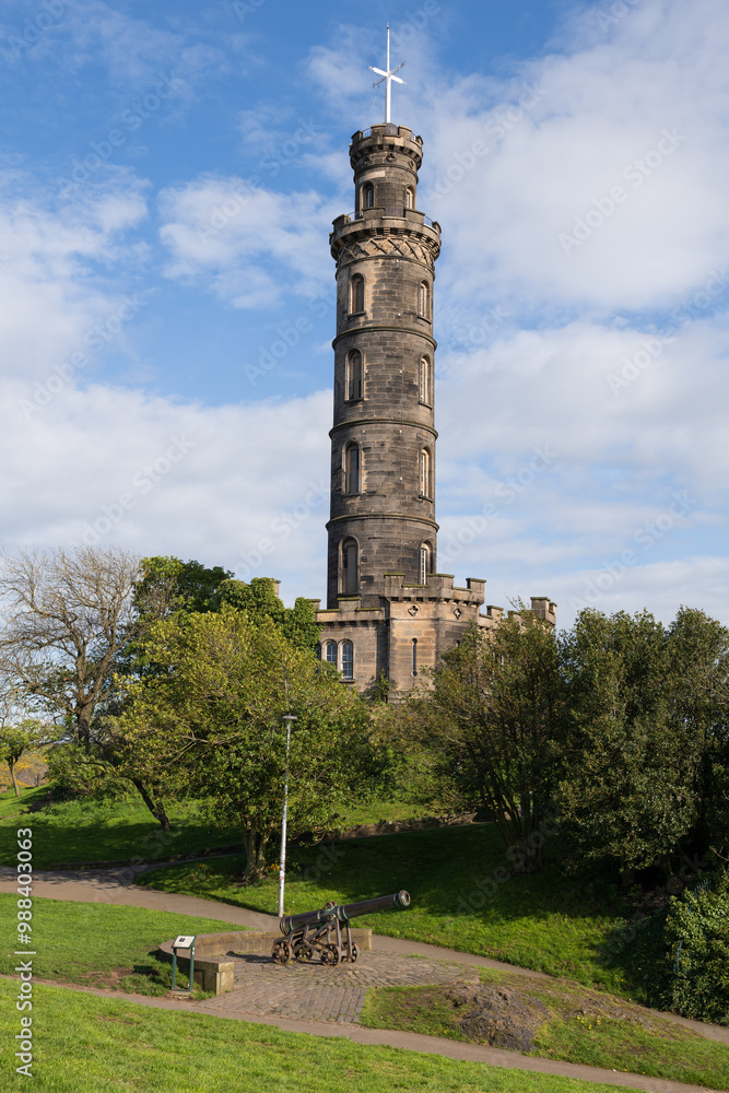 Obraz premium Nelson Monument And Portuguese Cannon In Edinburgh, Scotland, UK