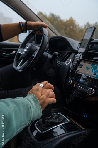 Obraz na płótnie couple holding hands in road trip w salonie