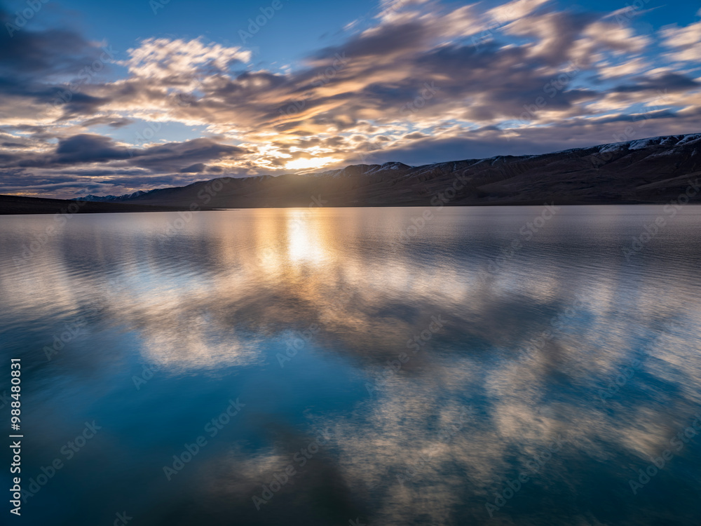 Fototapeta premium Mountains and lakes in the Xinjiang Plateau of China and pasture scenery in autumn