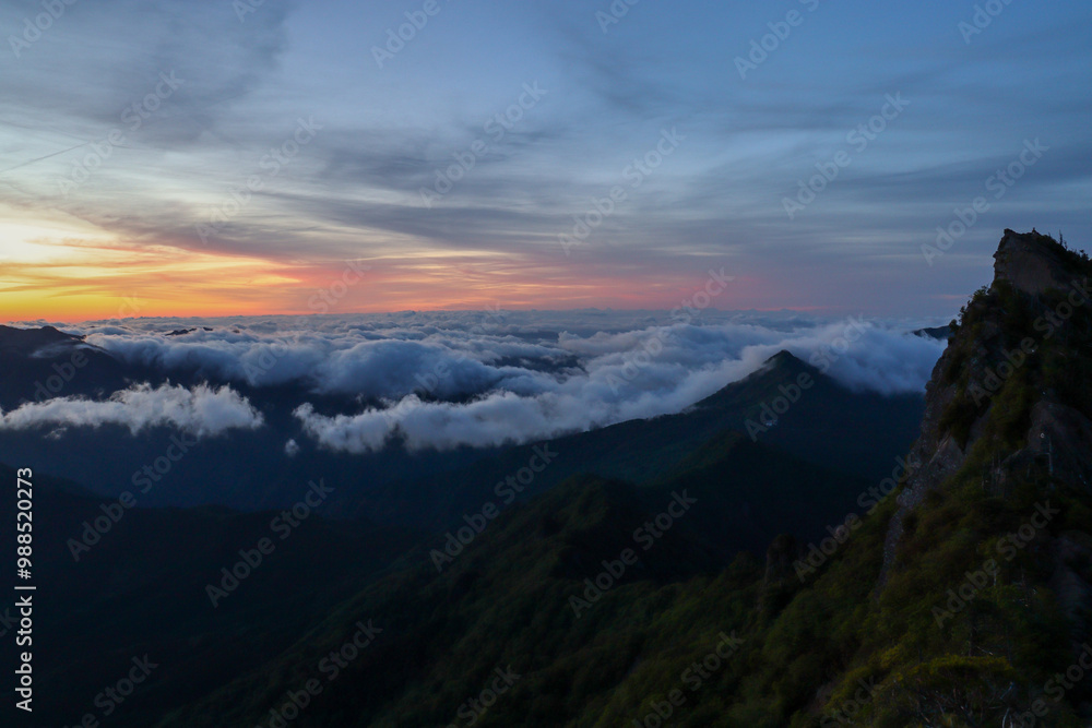 夜明け前の石鎚山頂上からの朝焼け 夜明け前の石鎚山頂上からの朝焼け