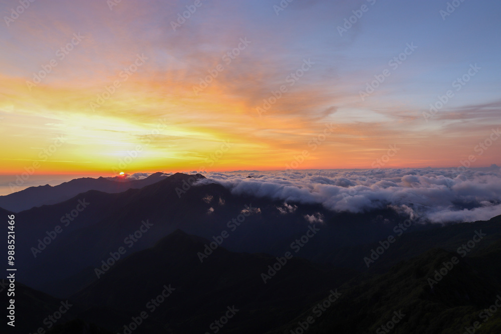 Obraz premium 石鎚山頂上からの朝焼けと御来光