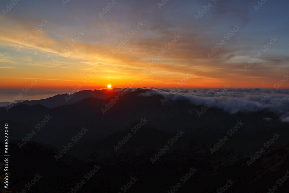 Fototapeta premium 石鎚山頂上からの朝焼けと御来光