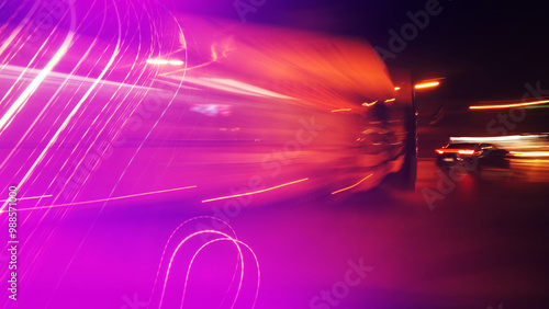 Foto City traffic at night, long exposure image of lights and colors in motion as abs