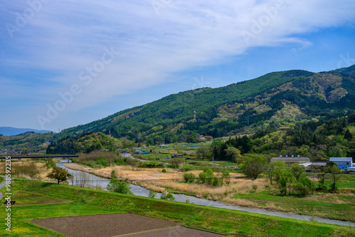 丘の上から見た田舎の風景
