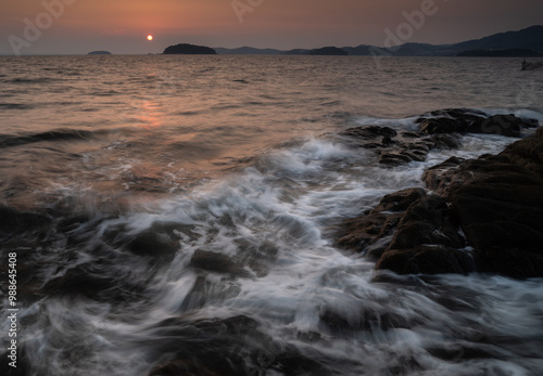 美しい夕暮れの海岸