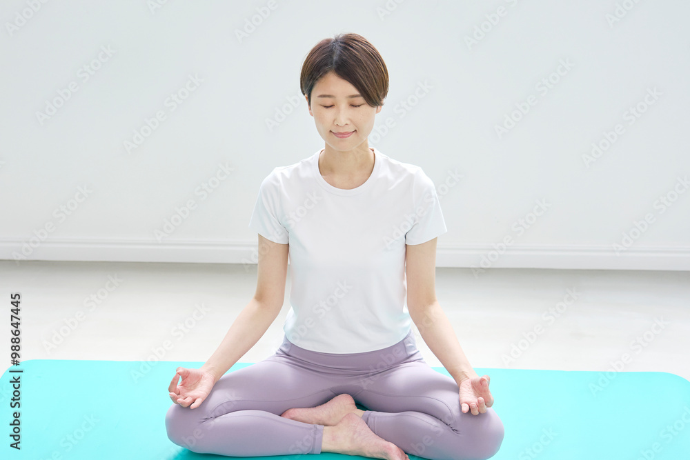 ヨガの瞑想をするミドルエイジの女性