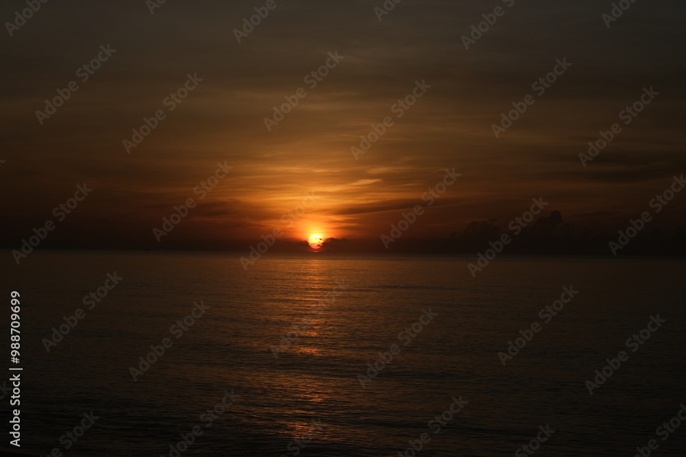 Fototapeta premium The sun rises at the sea in the morning.