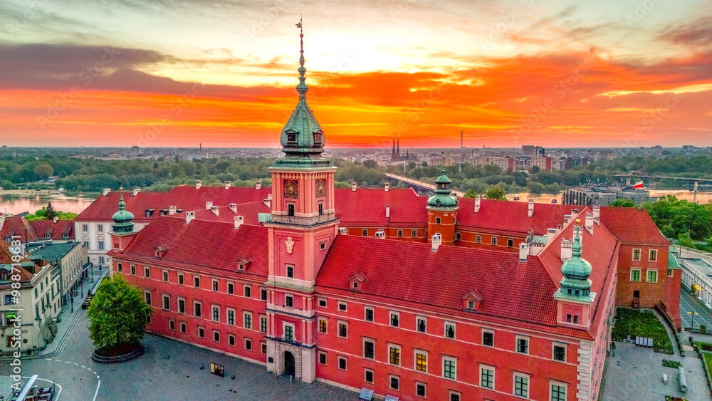 Obraz premium aerial view over the castle square in warsaw overlooking the old town in spring at dawn