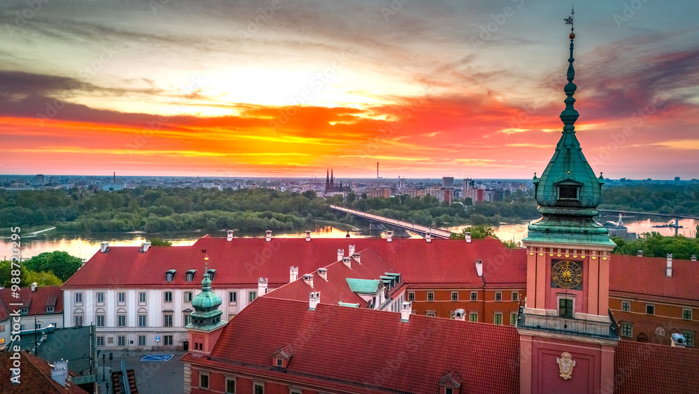 Obraz premium aerial view over the castle square in warsaw overlooking the old town in spring at dawn