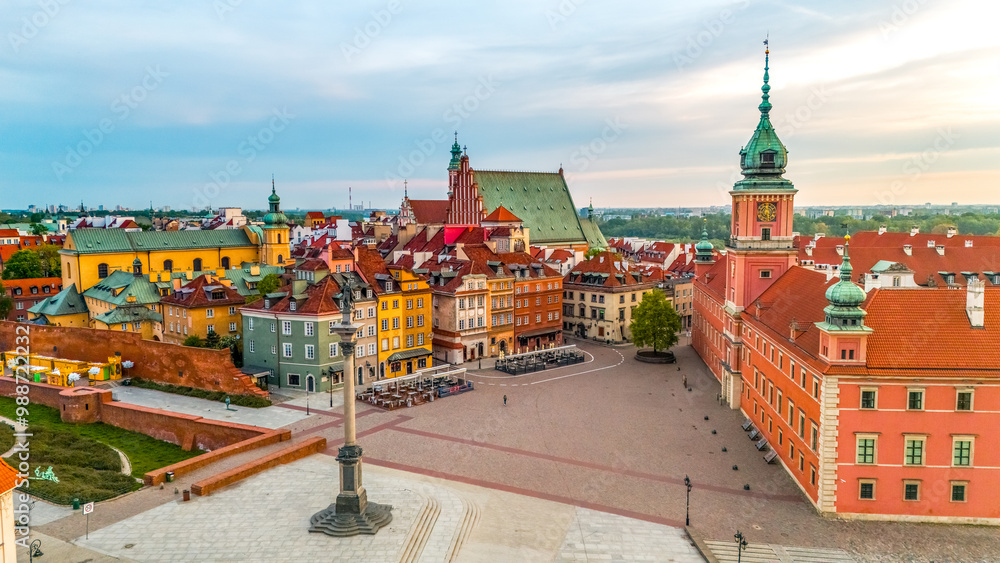 Obraz premium aerial view over the castle square in warsaw overlooking the old town in spring at dawn